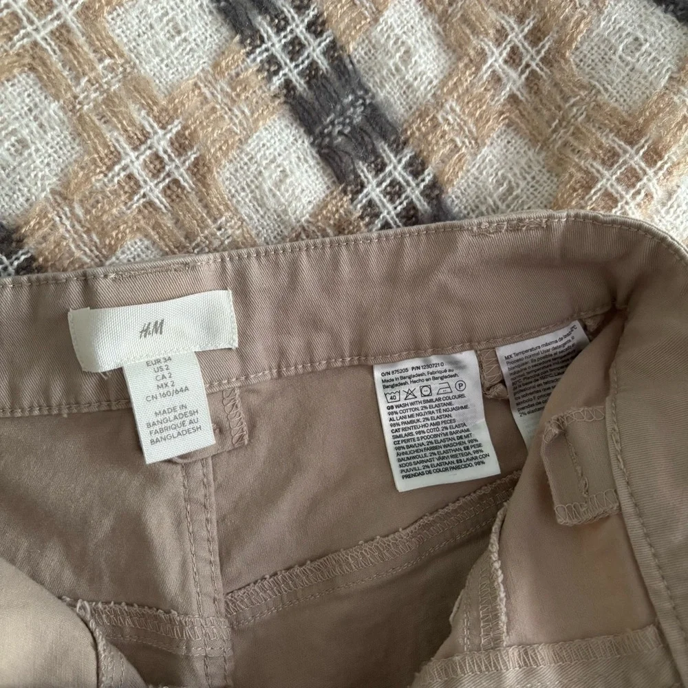 H&M High-Waisted Cargo Shorts - Picture 4 of 8